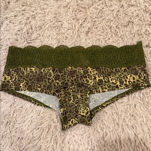NWT VTG Victoria’s Secret Green Hiphugger Lace Small